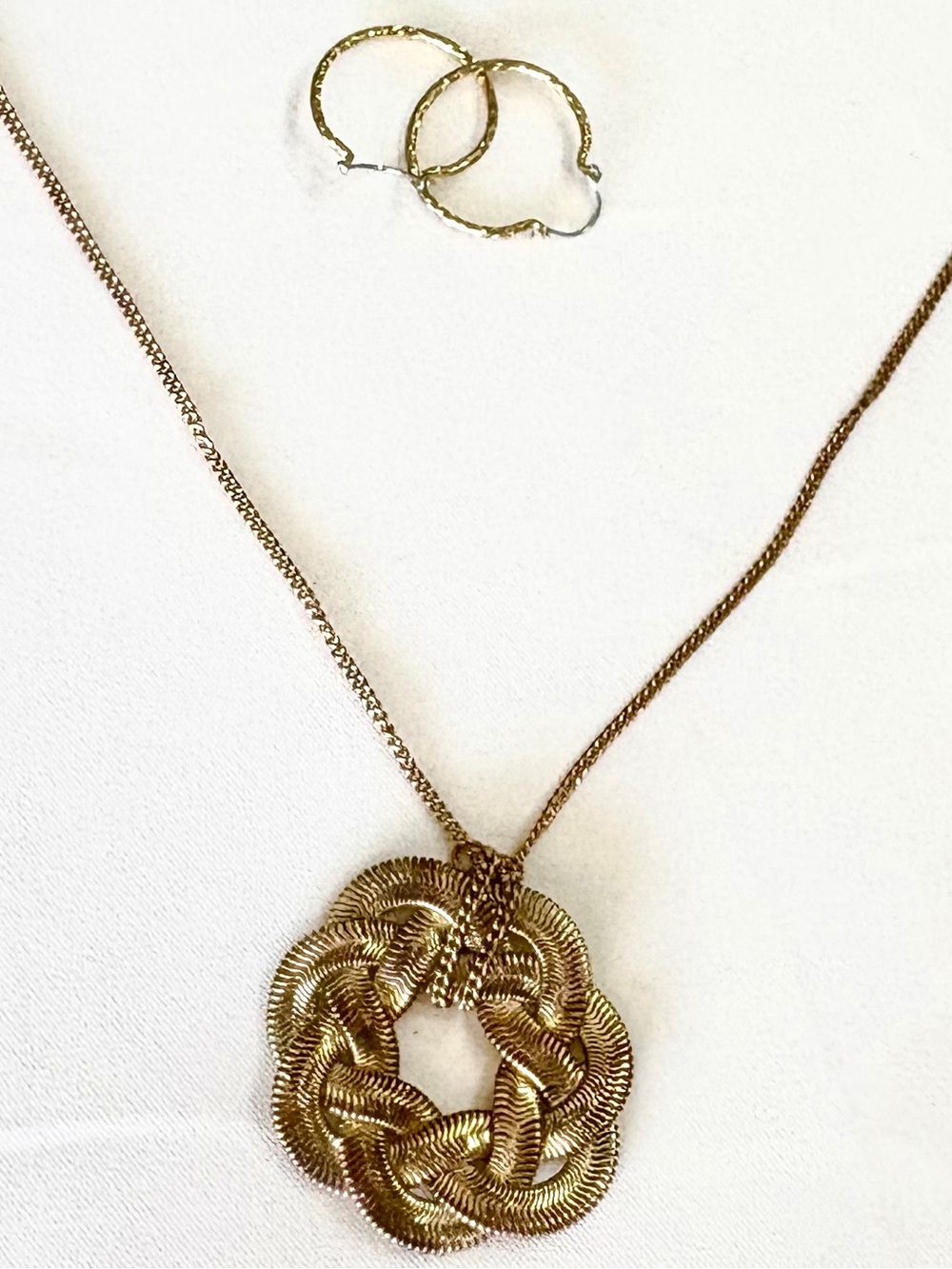 Vintage 70s Slinky-like Circle Pendant Necklace & Textured Golden Hoop Earrings